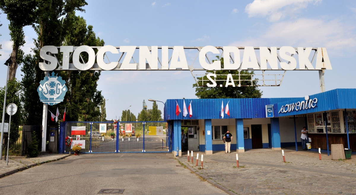 Stocznia_Gdańska_S.A,_historic_gate free 1200.jpg