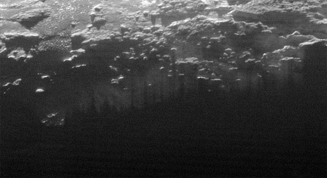 Zdjęcie mgły na Plutonie wykonane przez sondę Horizon/NASA/JHUAPL/SwRI)