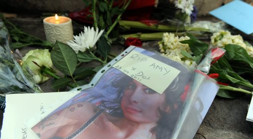 Fani pod domem zmarłej Amy Winehouse - galeria