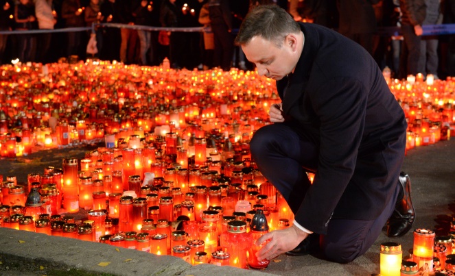 Prezydent na miejscu tragedii/fot: PAP/Jacek Turczyk