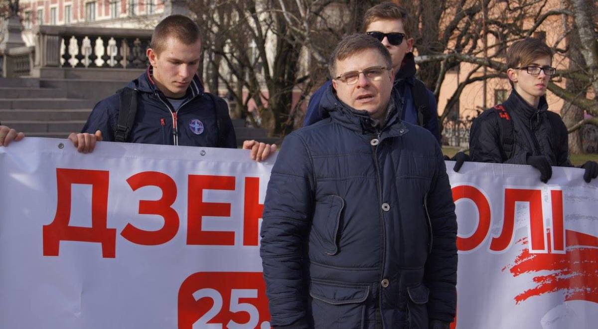 Białoruski opozycjonista Uładzimir Kobec przemawia przed pomnikiem Adama Mickiewicza  w Warszawie, na marszu z okazji Dnia Woli, niezależnego święta wolnej Białorusi (marzec 2015 roku)