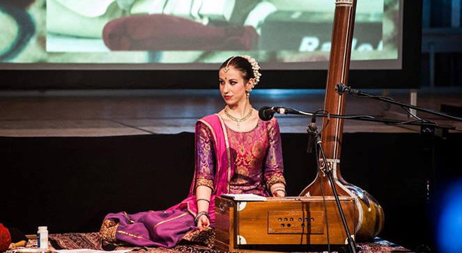 "Ćwierkające ćwierćtony: spotkanie z muzyką Indii"