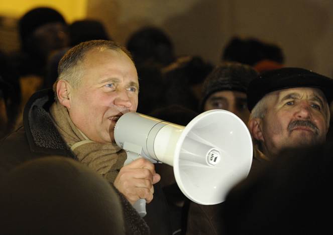 Mikoła Statkiewicz, kandydat na urząd prezydenta, podczas demonstracji w Mińsku w 2010 roku.