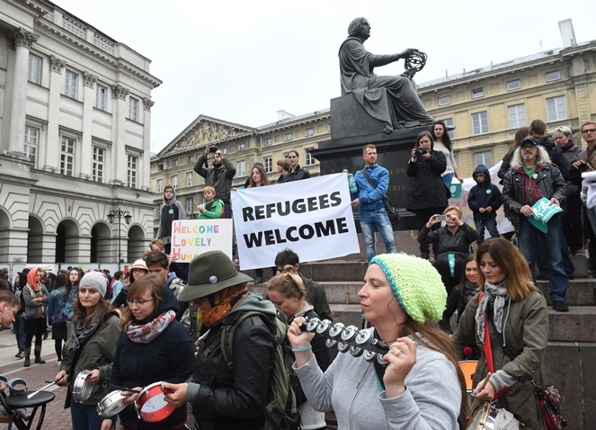 Zwolennicy i przeciwnicy przyjęcia uchodźców wyszli na ulice
