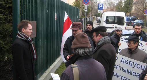 Protest Białorusinów przed ambasadą Łotwy