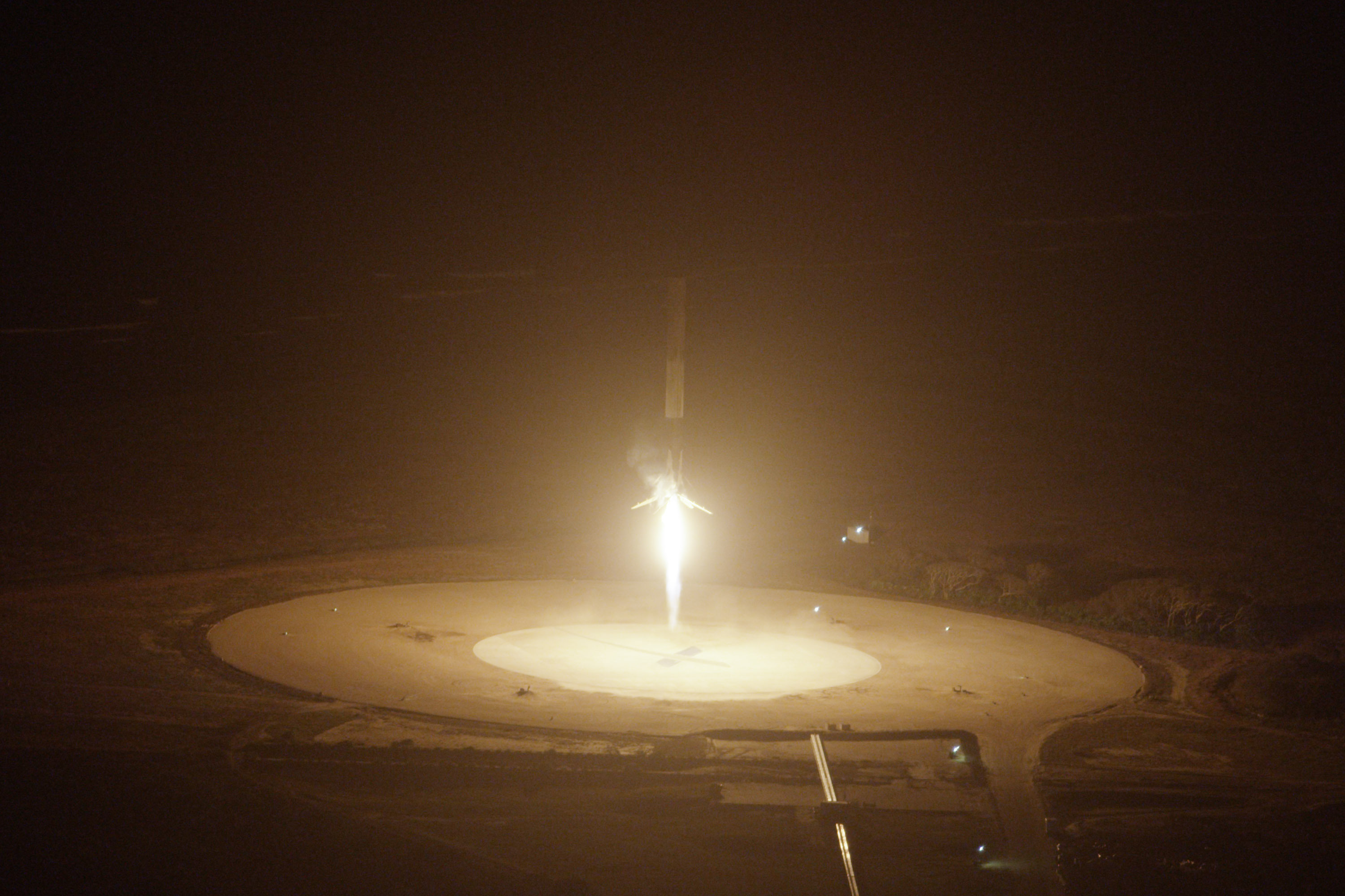 Falcon 9 ląduje pionowo