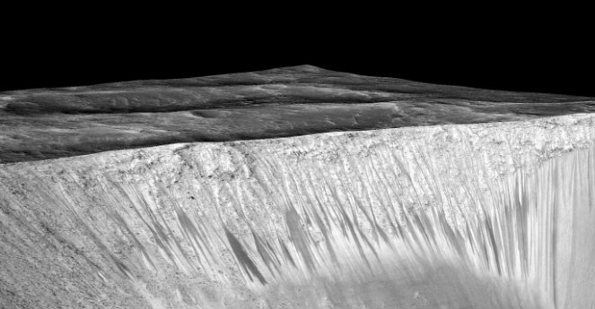 Linie RSL zaobserwowane w kraterze Garni na Marsie. FOTO: NASA/JPL/University of Arizona