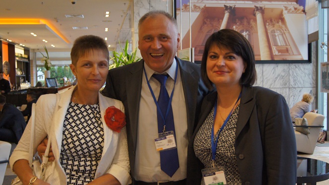 Mikoła Statkiewicz z żoną Mariną Adamowicz (L) i Natalią Radziną (P), redaktor opozycyjnego portalu białoruskiego, Karty 97 