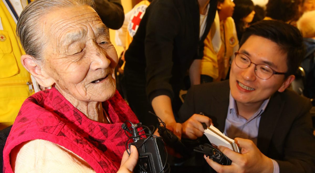 Kwon Oh-hee, 97-letnia mieszkanka Korei Północnej , najstarsza z osób, które  obecnie biorą udział w spotkaniu z krewnymi z obecnej Korei Północnej.  Na zdjęciu podczas rozmowy z reporterami; fot. PAP/EPA/YONHAPNEWS 
